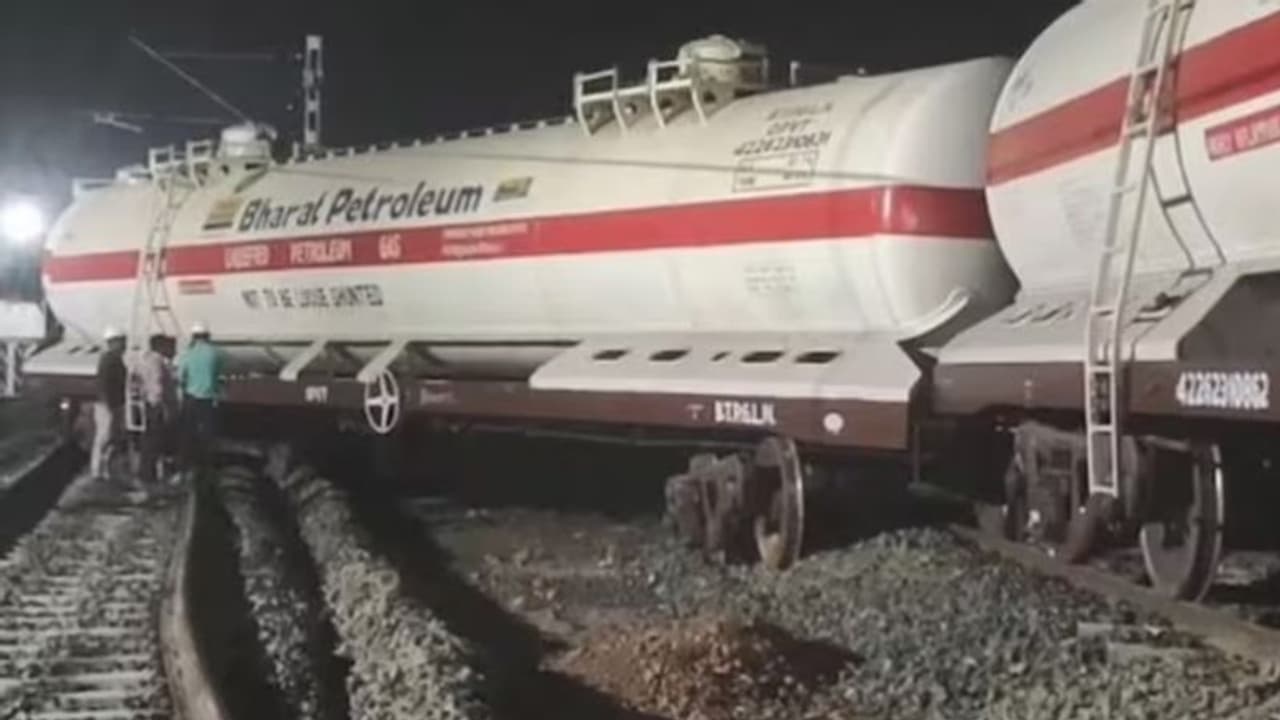 கேஸ் ஏற்றி சென்ற சரக்கு ரயில் தடம்புரண்டு விபத்து! கேஸ் ஏற்றி சென்ற சரக்கு ரயில் தடம்புரண்டு விபத்து!