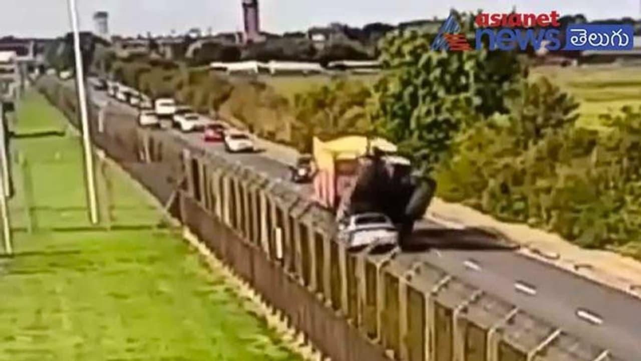 వెన్నులో వణుకు పుట్టించే రోడ్డు ప్రమాదం ఇది..! వెన్నులో వణుకు పుట్టించే రోడ్డు ప్రమాదం ఇది..!