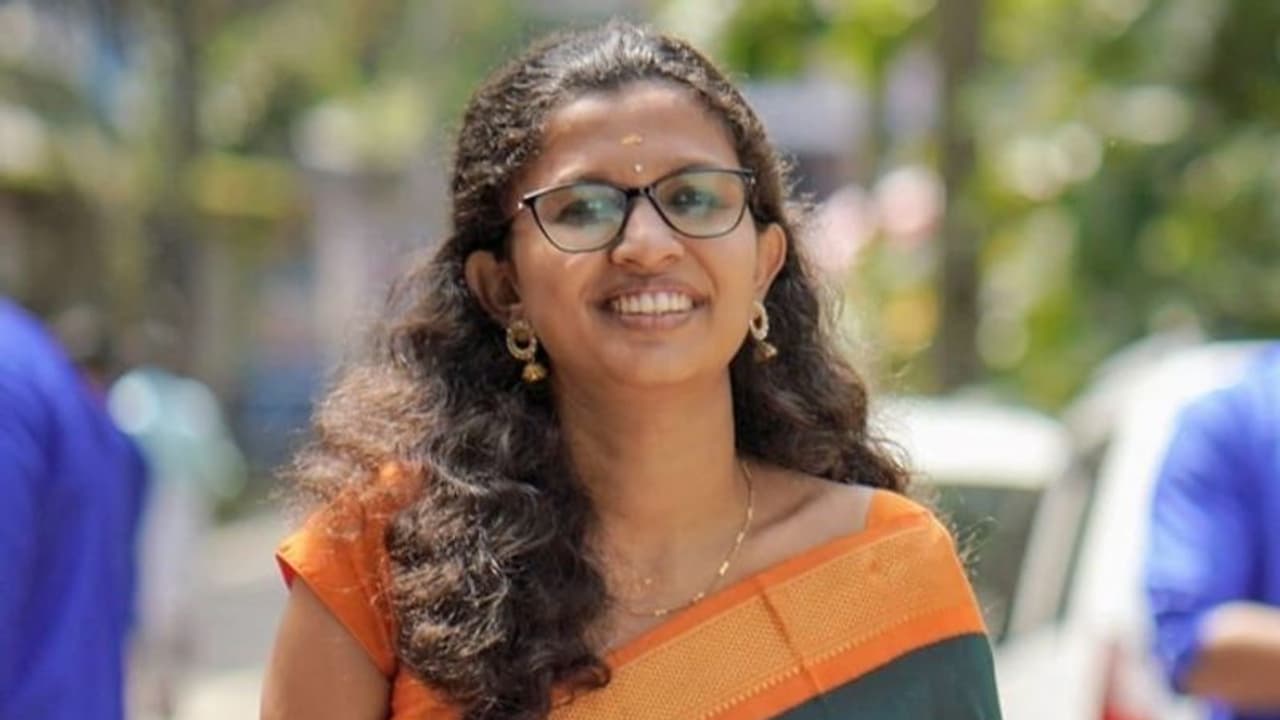 അട്ടപ്പാടി കോളേജിൽ വിദ്യ അഭിമുഖത്തിനെത്തിയത് വെള്ള സ്വിഫ്റ്റ് കാറിൽ, ഒപ്പം മറ്റൊരാളും: സിസിടിവി ദൃശ്യം