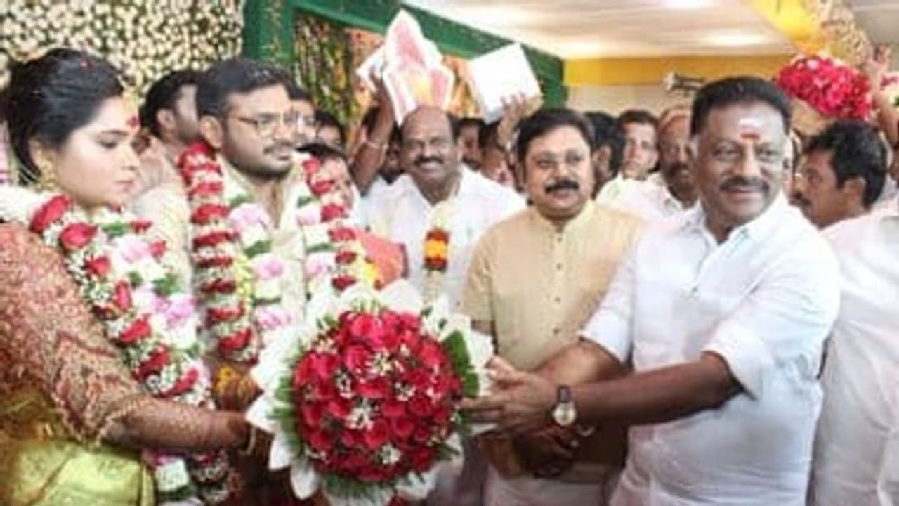 ஒரு சிலரின் பண திமிரால், சுயநலத்தால் பிரிந்து நிற்கிறோம்..! ஓபிஎஸ்யோடு கைகோர்த்த டிடிவி தினகரன் ஆவேசம் ஒரு சிலரின் பண திமிரால், சுயநலத்தால் பிரிந்து நிற்கிறோம்..! ஓபிஎஸ்யோடு கைகோர்த்த டிடிவி தினகரன் ஆவேசம்