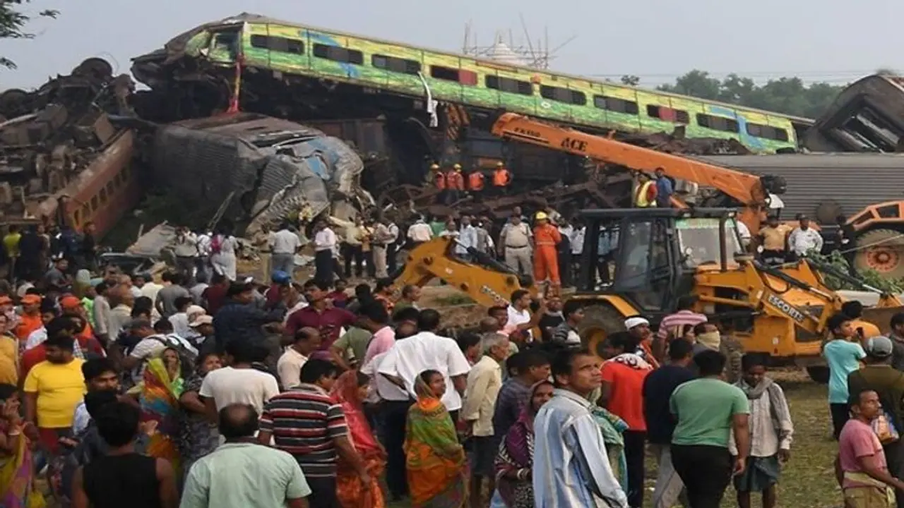 ஒடிசா ரயில் விபத்து: 3 அதிகாரிகள் மீது சிபிஐ குற்றப்பத்திரிகை தாக்கல்! ஒடிசா ரயில் விபத்து: 3 அதிகாரிகள் மீது சிபிஐ குற்றப்பத்திரிகை தாக்கல்!