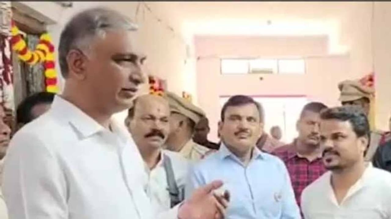 ధరణితో మేలు: సదాశివపేటలో మంత్రి హరీష్ రావుతో రైతులు ధరణితో మేలు: సదాశివపేటలో మంత్రి హరీష్ రావుతో రైతులు