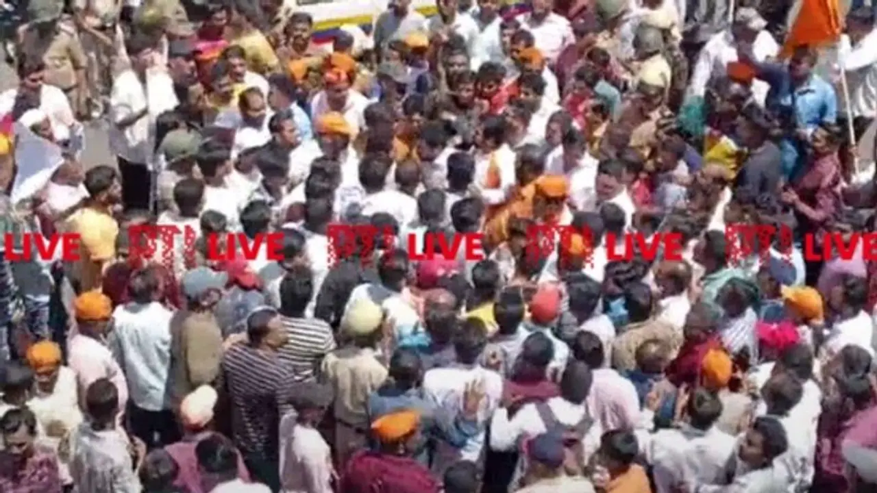 வாட்ஸ் அப் ஸ்டேட்டஸ் புரளியால் கோலாபூரில் வெடித்த மோதல்; ஊரடங்கு உத்தரவு அமல்!! வாட்ஸ் அப் ஸ்டேட்டஸ் புரளியால் கோலாபூரில் வெடித்த மோதல்; ஊரடங்கு உத்தரவு அமல்!!