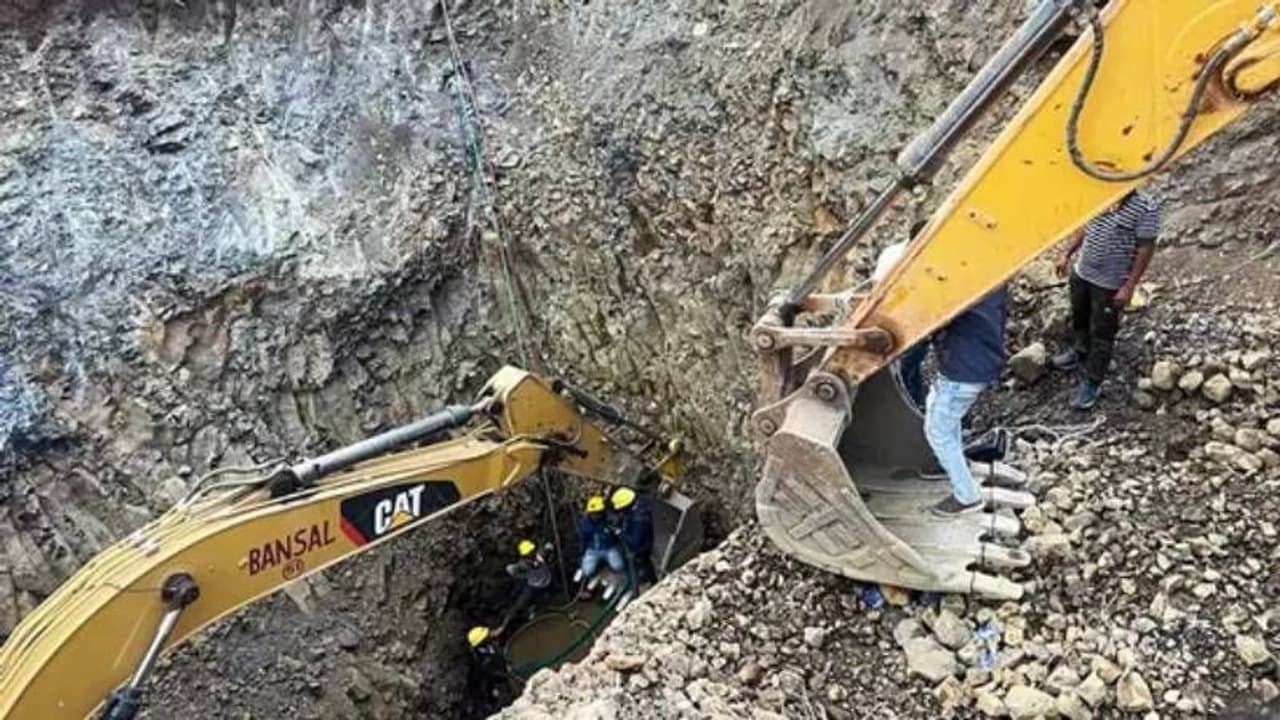 300 அடி ஆழ்துளை கிணற்றில் விழுந்த 2.5 வயது சிறுமி; 22 மணி நேரத்திற்கும் மேலாக நடந்து வரும் மீட்புப் பணிகள்..