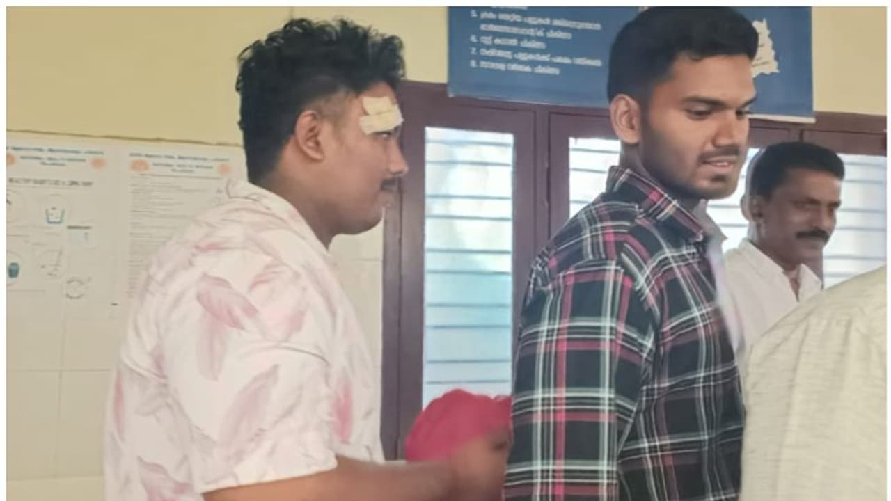 ഇടിക്കട്ട, പട്ടിക, കല്ല്; ഒരു കാരണവുമില്ല! ഗേറ്റിന് മുന്നിൽ ജൂനിയേഴ്സിന് സീനിയേഴ്സ് വക 'തല്ല് സ്വീകരണം', നടപടി