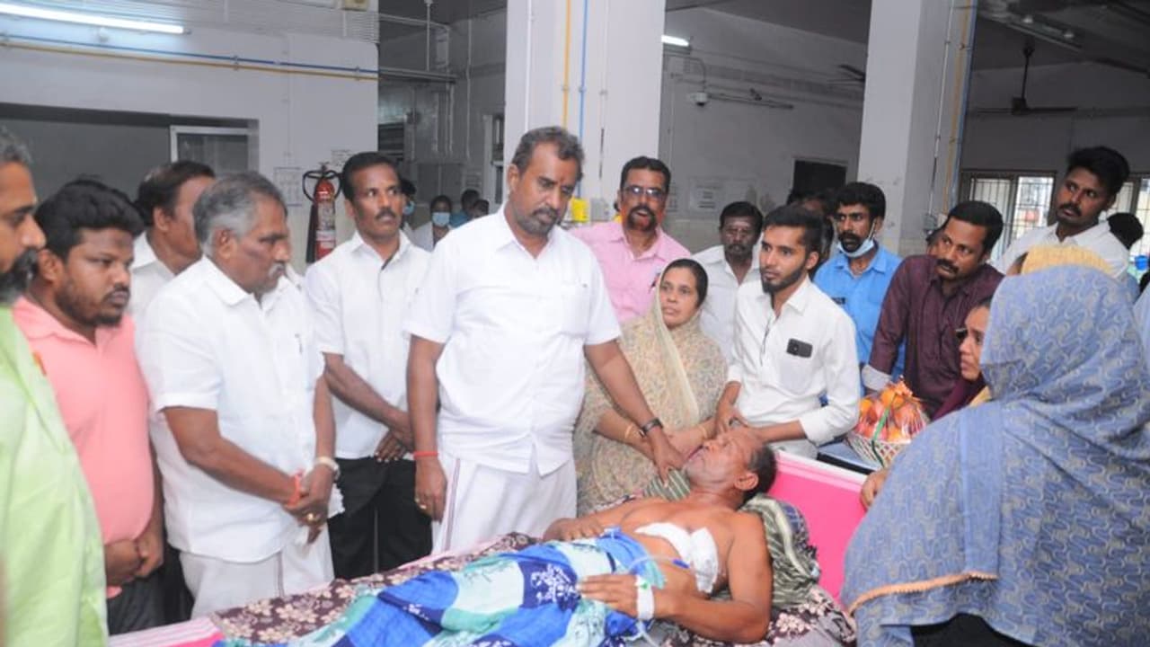 சட்டவிரோத சூதாட்ட கும்பலால் தாக்கப்பட்ட அதிமுக கவுன்சிலர்; நேரில் நலம் விசாரித்த வேலுமணி சட்டவிரோத சூதாட்ட கும்பலால் தாக்கப்பட்ட அதிமுக கவுன்சிலர்; நேரில் நலம் விசாரித்த வேலுமணி