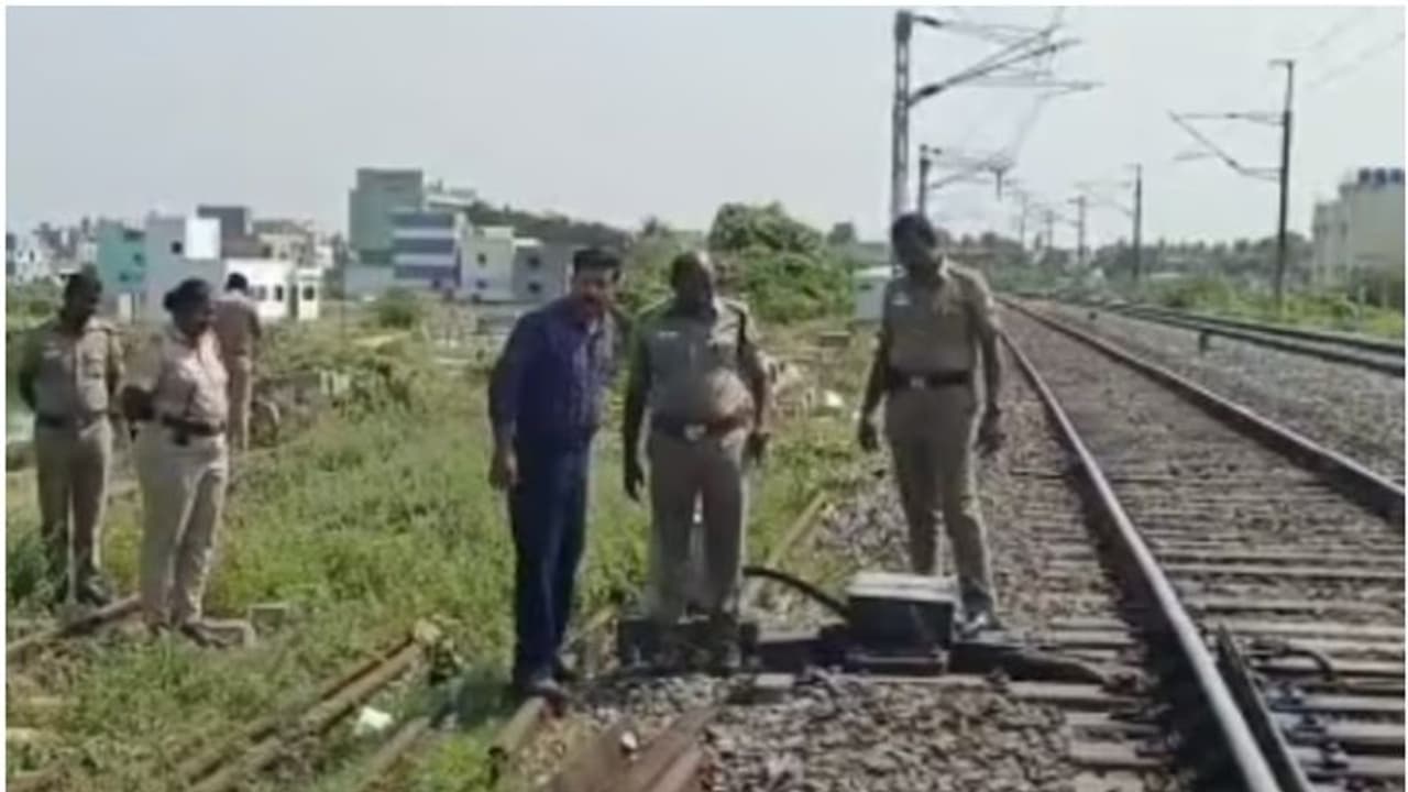 കാമുകിയുമായി പൊരിഞ്ഞ വഴക്ക്; 'കട്ട കലിപ്പിൽ' യുവാവ് റെയിൽവേ സിഗ്നൽ ബോക്സ് തകര്ത്തു, അറസ്റ്റ് കാമുകിയുമായി പൊരിഞ്ഞ വഴക്ക്; 'കട്ട കലിപ്പിൽ' യുവാവ് റെയിൽവേ സിഗ്നൽ ബോക്സ് തകര്ത്തു, അറസ്റ്റ്