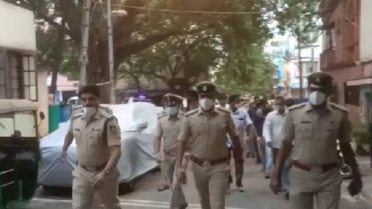 ಬೆಂಗಳೂರಿನಲ್ಲಿ ಬೆಳ್ಳಂಬೆಳಗ್ಗೆ ರೌಡಿಶೀಟರ್ಗಳ ಮನೆ ಮೇಲೆ ಪೊಲೀಸರ ದಾಳಿ: ಮಾರಕಾಸ್ತ್ರ ಪತ್ತೆ ಬೆಂಗಳೂರಿನಲ್ಲಿ ಬೆಳ್ಳಂಬೆಳಗ್ಗೆ ರೌಡಿಶೀಟರ್ಗಳ ಮನೆ ಮೇಲೆ ಪೊಲೀಸರ ದಾಳಿ: ಮಾರಕಾಸ್ತ್ರ ಪತ್ತೆ
