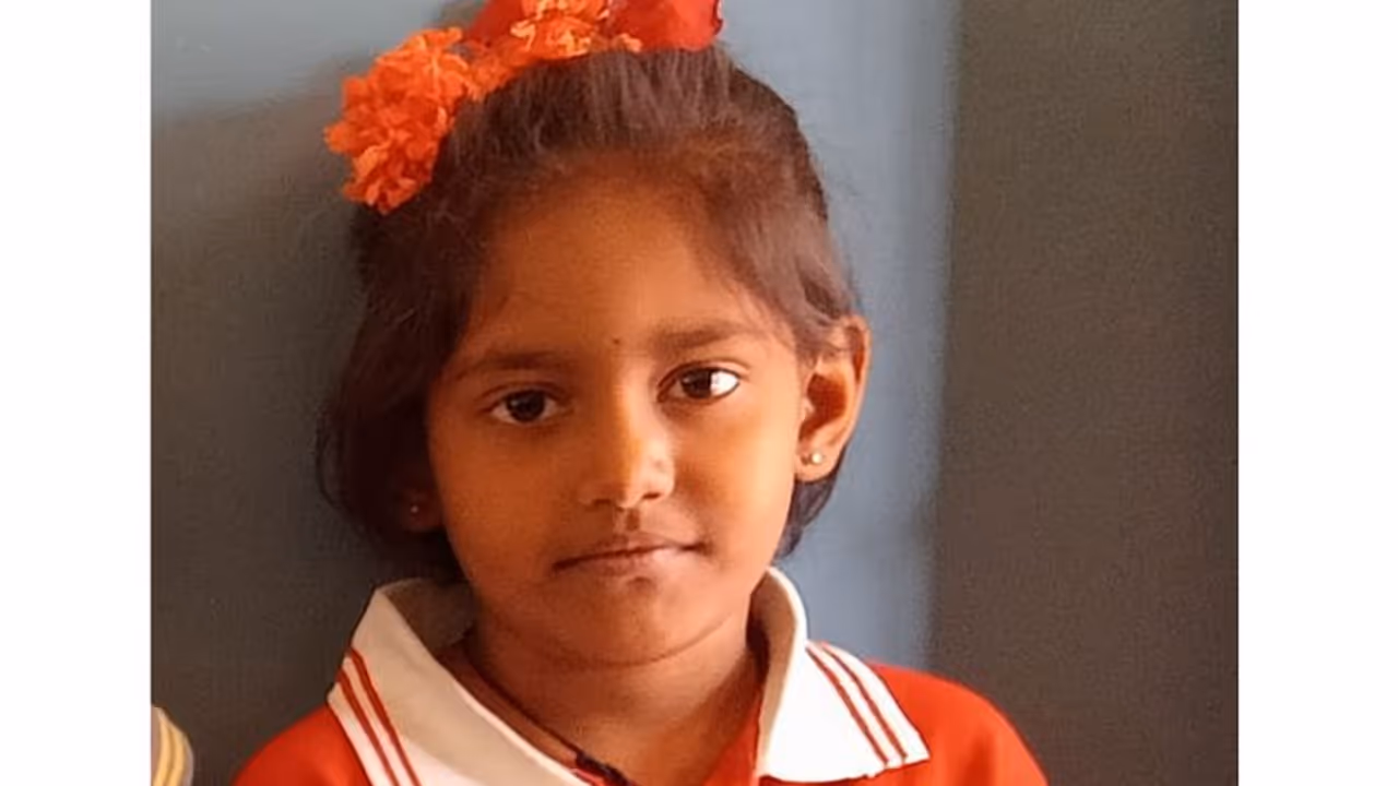 Bengaluru: ಶಾಲಾ ಬಸ್ ಹರಿದು ಸ್ಥಳದಲ್ಲೇ 7 ವರ್ಷದ ವಿದ್ಯಾರ್ಥಿನಿ ಸಾವು Bengaluru: ಶಾಲಾ ಬಸ್ ಹರಿದು ಸ್ಥಳದಲ್ಲೇ 7 ವರ್ಷದ ವಿದ್ಯಾರ್ಥಿನಿ ಸಾವು