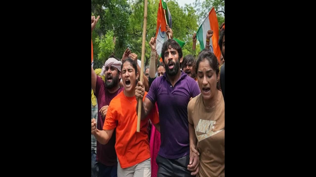 రెజ్లర్లపై ఎఫ్ఐఆర్ ఉపసంహరణ ! రెజ్లర్లపై ఎఫ్ఐఆర్ ఉపసంహరణ !