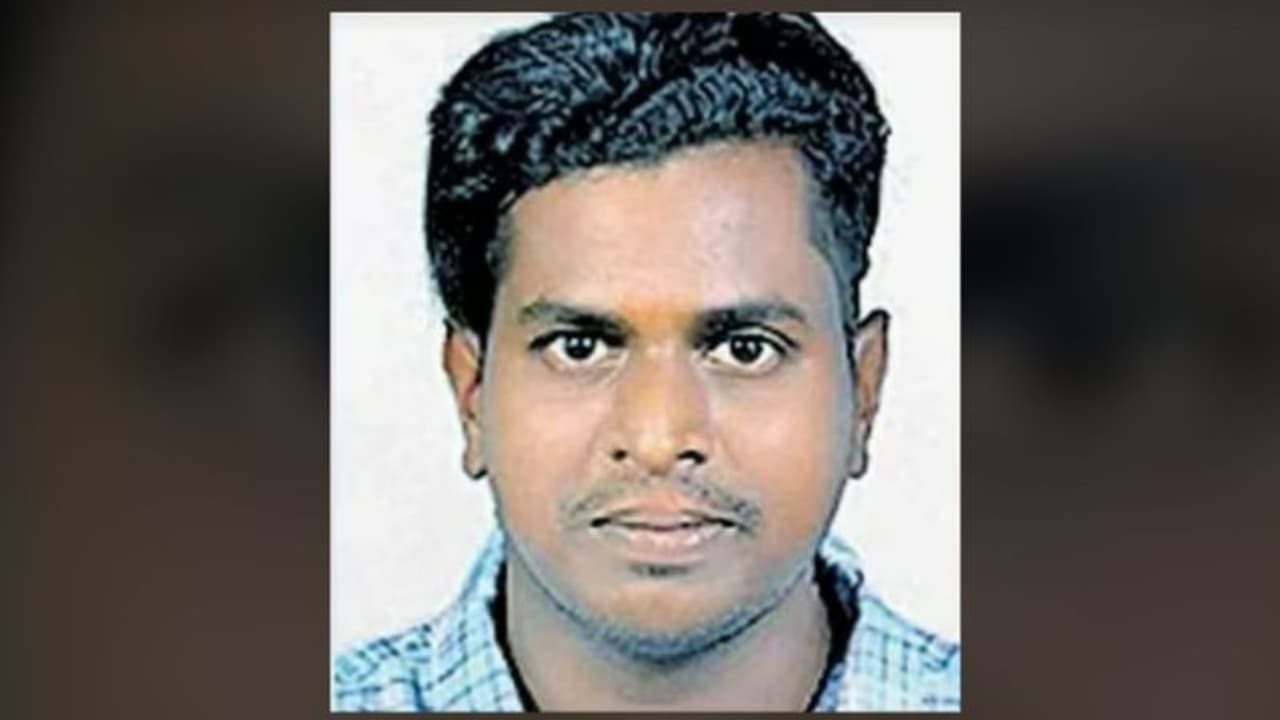 കാഴ്ച്ചക്കാരായി നാട്ടുകാര്: കാറിടിച്ച് 20 മിനിറ്റോളം റോഡില് കിടന്ന യുവാവിന് ദാരുണാന്ത്യം കാഴ്ച്ചക്കാരായി നാട്ടുകാര്: കാറിടിച്ച് 20 മിനിറ്റോളം റോഡില് കിടന്ന യുവാവിന് ദാരുണാന്ത്യം