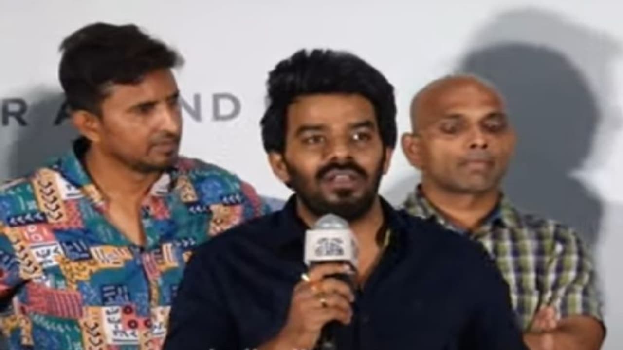 తన సినిమాపైనే సెటైర్లు వేసుకున్న సుడిగాలి సుధీర్.. 32లో స్టార్ట్ అయితే 35లో రిలీజ్ అంటూ.. తన సినిమాపైనే సెటైర్లు వేసుకున్న సుడిగాలి సుధీర్.. 32లో స్టార్ట్ అయితే 35లో రిలీజ్ అంటూ..