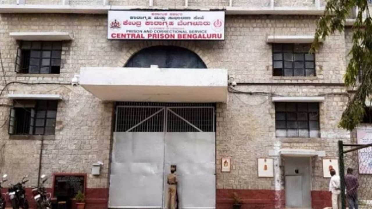 ತಿಹಾರ್ ರೀತಿ ರಾಜ್ಯದ ಜೈಲುಗಳಿಗೆ ಕಠಿಣ ಜಾಮರ್: ಮೊಬೈಲ್ ಬಳಕೆ ತಡೆಯಲು ಹೊಸ ತಂತ್ರಜ್ಞಾನ ತಿಹಾರ್ ರೀತಿ ರಾಜ್ಯದ ಜೈಲುಗಳಿಗೆ ಕಠಿಣ ಜಾಮರ್: ಮೊಬೈಲ್ ಬಳಕೆ ತಡೆಯಲು ಹೊಸ ತಂತ್ರಜ್ಞಾನ