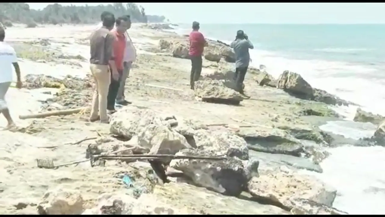 தண்ணீருக்கு அடியில் தங்கம் தேடும் சுங்கத்துறை அதிகாரிகள்; ராமநாதபுரத்தில் தேடுதல் வேட்டை