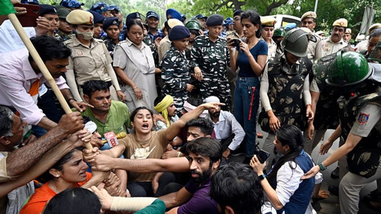 రెజ్లర్లు విద్వేషపూరిత ప్రసంగాలు చేయలేదు కోర్టుకు తెలిపిన ఢిల్లీ పోలీసులు రెజ్లర్లు విద్వేషపూరిత ప్రసంగాలు చేయలేదు కోర్టుకు తెలిపిన ఢిల్లీ పోలీసులు