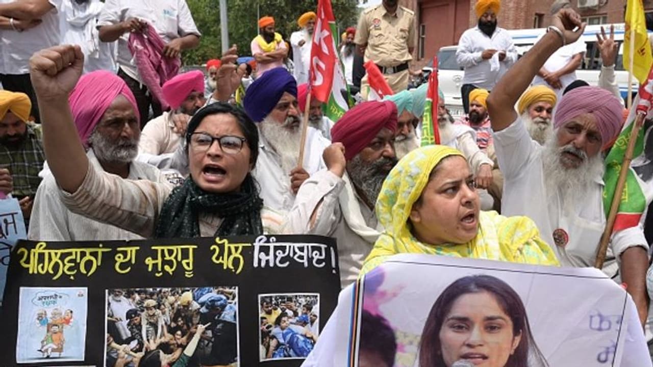 ಬ್ರಿಜ್ಭೂಷಣ್ ಸಿಂಗ್ ಕಿರುಕುಳ ನೀಡಿಲ್ಲ, ಸಿಟ್ಟಿನಿಂದ ಸುಳ್ಳು ಹೇಳಿದ್ದೆ: ಅಪ್ರಾಪ್ತೆ ತಂದೆ ಯೂಟರ್ನ್! ಬ್ರಿಜ್ಭೂಷಣ್ ಸಿಂಗ್ ಕಿರುಕುಳ ನೀಡಿಲ್ಲ, ಸಿಟ್ಟಿನಿಂದ ಸುಳ್ಳು ಹೇಳಿದ್ದೆ: ಅಪ್ರಾಪ್ತೆ ತಂದೆ ಯೂಟರ್ನ್!