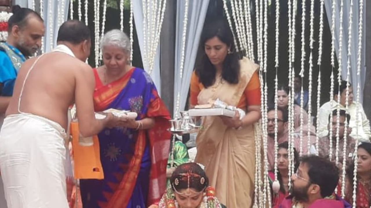 ನಿರ್ಮಲಾ ಸೀತಾರಾಮನ್ ಅಳಿಯ ಪ್ರತೀಕ್ ದೋಶಿ ಬಗ್ಗೆ ನಿಮಗೆಷ್ಟು ಗೊತ್ತು? ಮೋದಿ ನೆಚ್ಚಿನ ಅಧಿಕಾರಿಗಳಲ್ಲಿ ಇವರೂ ಒಬ್ರು! ನಿರ್ಮಲಾ ಸೀತಾರಾಮನ್ ಅಳಿಯ ಪ್ರತೀಕ್ ದೋಶಿ ಬಗ್ಗೆ ನಿಮಗೆಷ್ಟು ಗೊತ್ತು? ಮೋದಿ ನೆಚ್ಚಿನ ಅಧಿಕಾರಿಗಳಲ್ಲಿ ಇವರೂ ಒಬ್ರು!