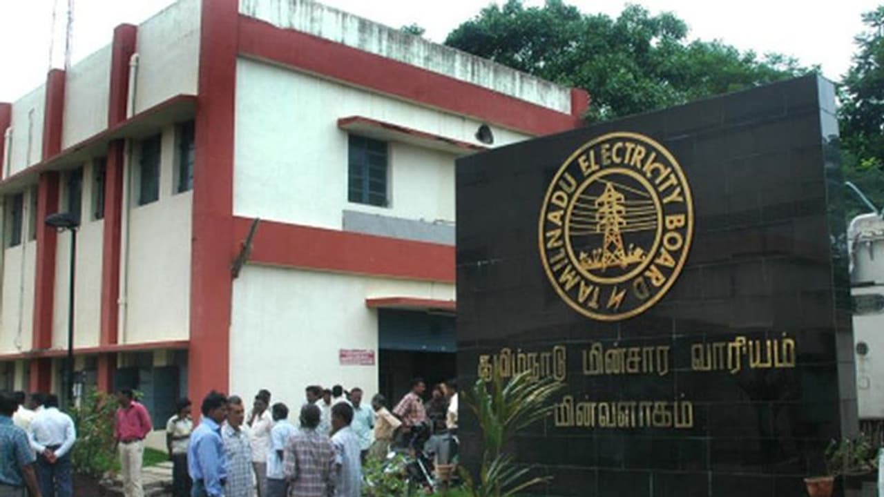 போராட்டத்தில் ஈடுபட்டால் சம்பளம் கிடையாது..! ஊழியர்களுக்கு எச்சரிக்கை விடுத்த மின்வாரியம் போராட்டத்தில் ஈடுபட்டால் சம்பளம் கிடையாது..! ஊழியர்களுக்கு எச்சரிக்கை விடுத்த மின்வாரியம்