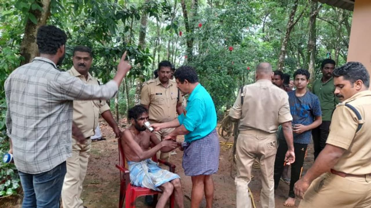 യുവാവിനെ ഉപദ്രവിച്ച ശേഷം 70 അടി ആഴമുള്ള കിണറ്റില് ചാടി 45കാരന്, രക്ഷകരായി ഫയര്ഫോഴ്സ് യുവാവിനെ ഉപദ്രവിച്ച ശേഷം 70 അടി ആഴമുള്ള കിണറ്റില് ചാടി 45കാരന്, രക്ഷകരായി ഫയര്ഫോഴ്സ്