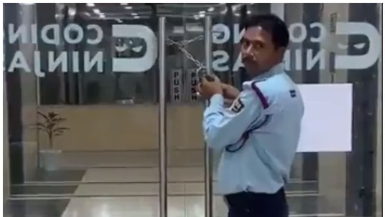  ജോലി സമയത്ത് ജീവനക്കാർ പുറത്തിറങ്ങാതിരിക്കാൻ ഓഫീസ് ചങ്ങലയ്ക്ക് പൂട്ടി സെക്യൂരിറ്റി; രോഷാകൂലരായി നെറ്റിസൺസ് !