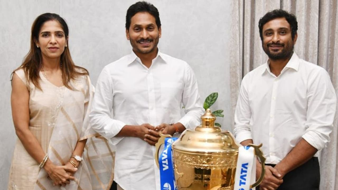 వైసీపీలో చేరిక.. గుంటూరు ఎంపీగా పోటీ అంటూ ప్రచారం : తేల్చేసిన అంబటి రాయుడు వైసీపీలో చేరిక.. గుంటూరు ఎంపీగా పోటీ అంటూ ప్రచారం : తేల్చేసిన అంబటి రాయుడు