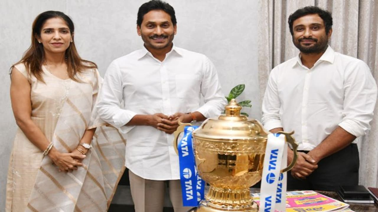 ஐபிஎல் டிராபியுடன் ஆந்திரா முதல்வரை சந்தித்த அம்பத்தி ராயுடு, சிஎஸ்கே உரிமையாளர்!