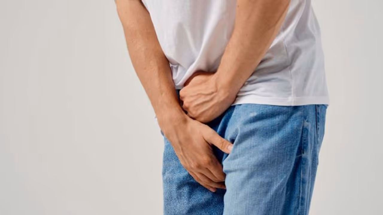 ഇടയ്ക്കിടെയുള്ള മൂത്രമൊഴിക്കൽ, മൂത്രത്തിൽ രക്തം; പുരുഷന്മാര് ഈ ലക്ഷണങ്ങൾ നിസാരമാക്കേണ്ട... ഇടയ്ക്കിടെയുള്ള മൂത്രമൊഴിക്കൽ, മൂത്രത്തിൽ രക്തം; പുരുഷന്മാര് ഈ ലക്ഷണങ്ങൾ നിസാരമാക്കേണ്ട...