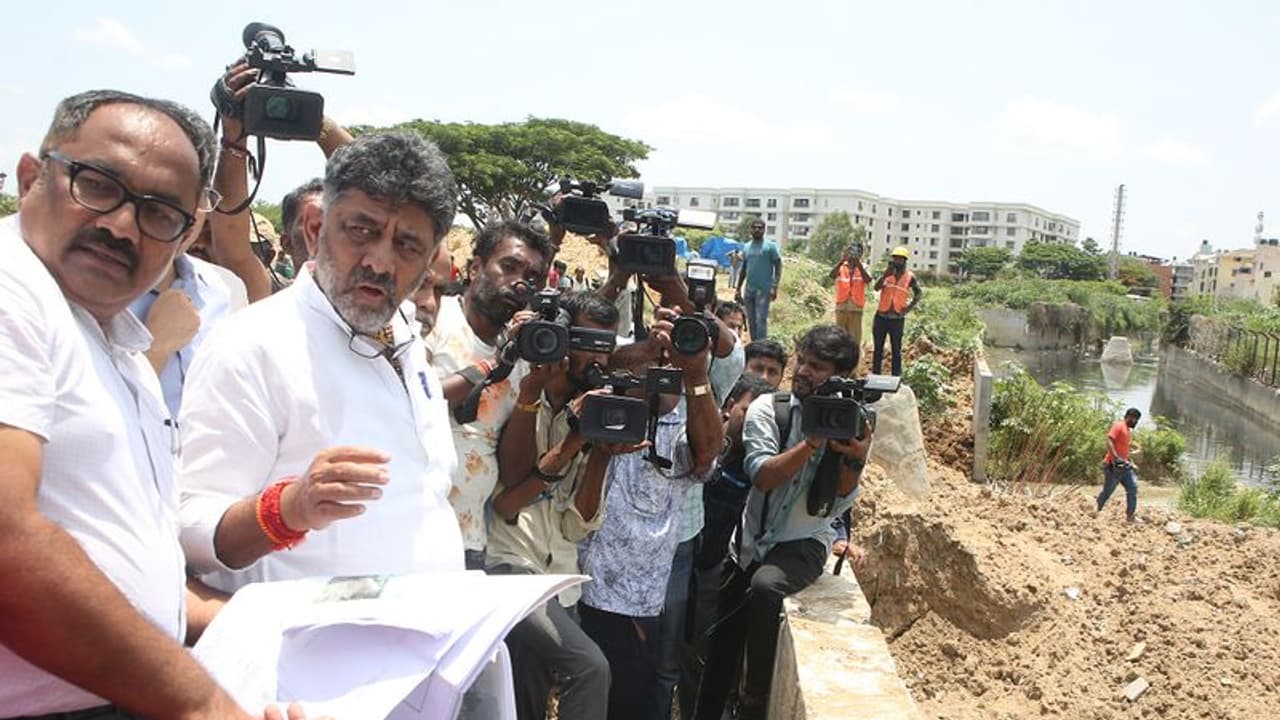 ಮಳೆ ಹಾನಿ ಪ್ರದೇಶಗಳಲ್ಲಿ ಡಿ.ಕೆ.ಶಿವಕುಮಾರ್‌ ರೌಂಡ್ಸ್‌: ಬೇಜವಾಬ್ದಾರಿ ಅಧಿಕಾರಿಗಳಿಗೆ ಎಚ್ಚರಿಕೆ