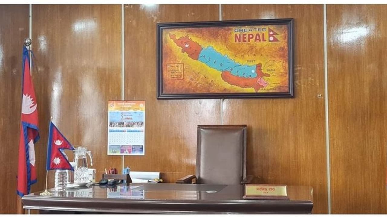 అఖండ భారత్ మ్యాప్ వివాదం : భారత భూభాగాలను కలుపుకొని ఆఫీసులో ‘గ్రేటర్ నేపాల్’ మ్యాప్ పెట్టిన ఖాట్మండు మేయర్ అఖండ భారత్ మ్యాప్ వివాదం : భారత భూభాగాలను కలుపుకొని ఆఫీసులో ‘గ్రేటర్ నేపాల్’ మ్యాప్ పెట్టిన ఖాట్మండు మేయర్