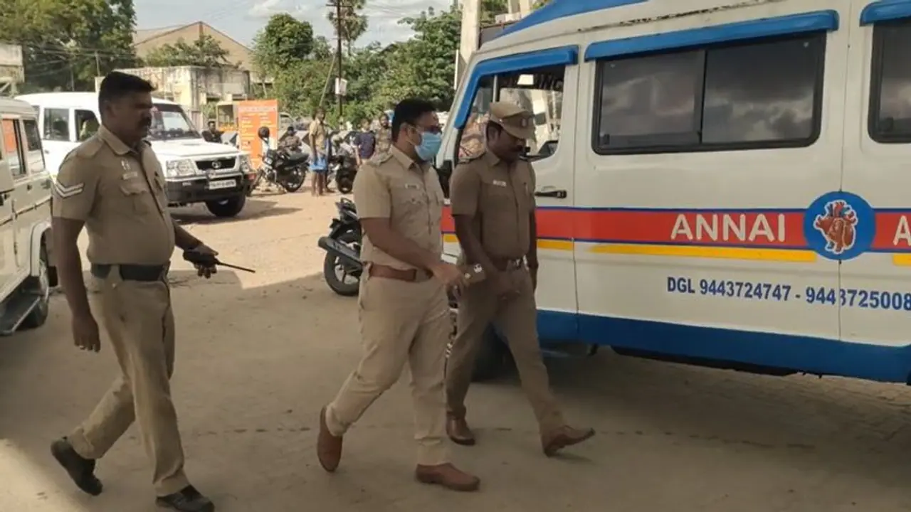 Dindigul murder case: திண்டுக்கல்லில் பட்ட பகலில் இளைஞர் ஓட ஓட வெட்டி படுகொலை; அச்சத்தில் உறைந்த மக்கள்