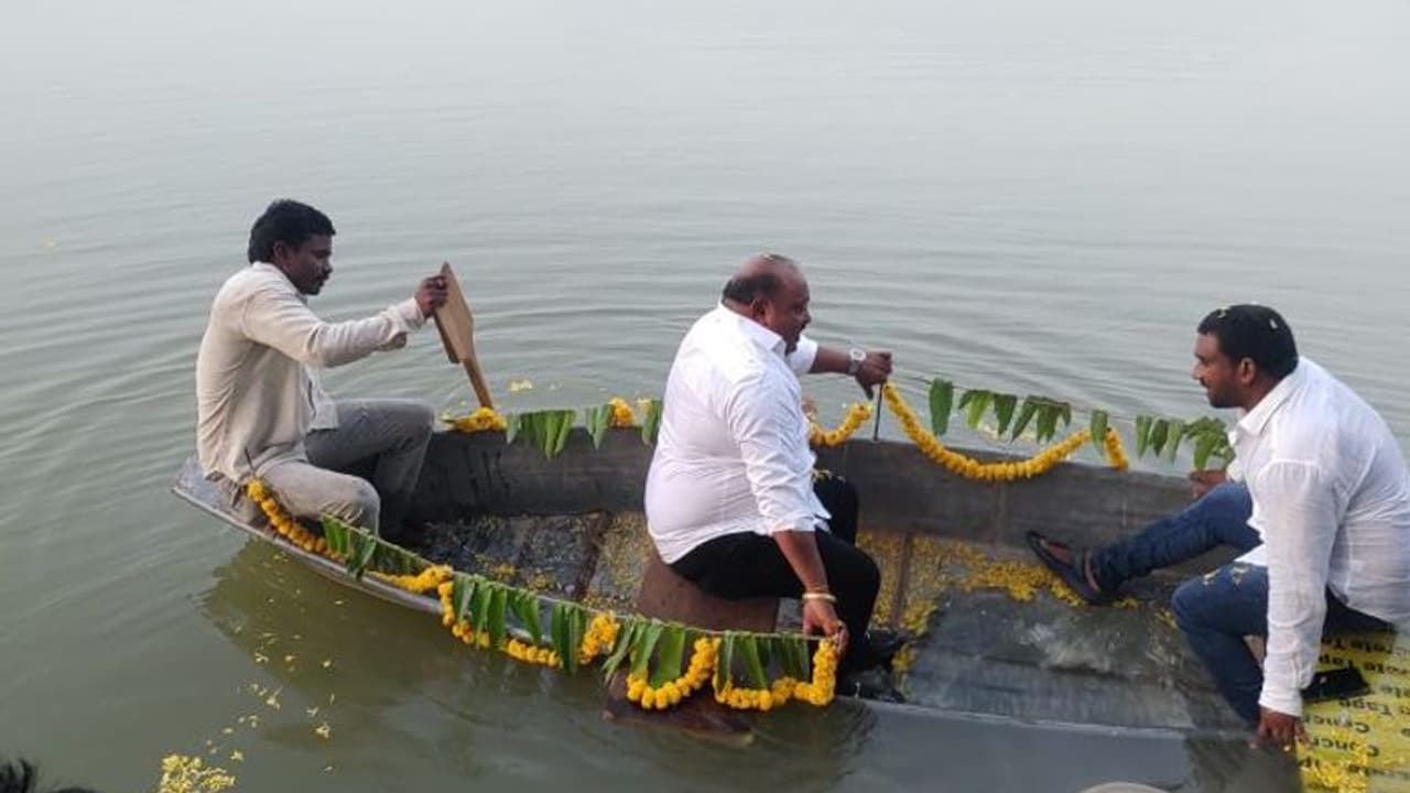 గంగుల ప్రయాణిస్తున్న పడవ బోల్తా... చెరువు నీటిలో పడిపోయిన మంత్రి (వీడియో) గంగుల ప్రయాణిస్తున్న పడవ బోల్తా... చెరువు నీటిలో పడిపోయిన మంత్రి (వీడియో)
