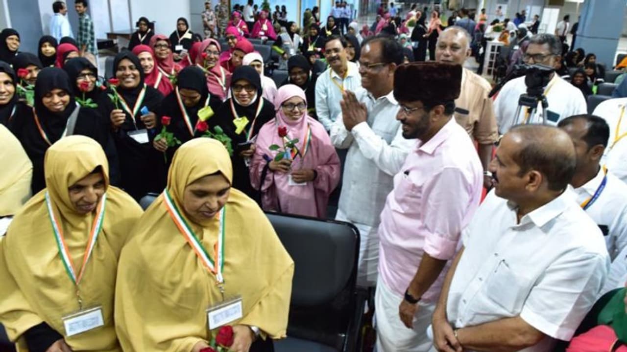 'ലേഡീസ് വിത്തൗട്ട് മെഹറം', കരിപ്പൂരില് നിന്ന് ചരിത്രത്തിലേക്ക് പറന്നുയര്ന്ന് എയര് ഇന്ത്യയുടെ ഹജ്ജ് വിമാനം 'ലേഡീസ് വിത്തൗട്ട് മെഹറം', കരിപ്പൂരില് നിന്ന് ചരിത്രത്തിലേക്ക് പറന്നുയര്ന്ന് എയര് ഇന്ത്യയുടെ ഹജ്ജ് വിമാനം