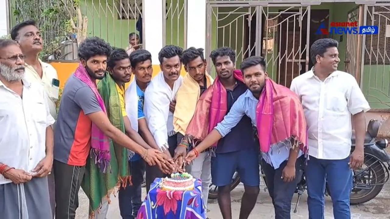 புதுவை காவலர் தேர்வில் ஒரே கிராமத்தில் 12 பேர் தேர்ச்சி பெற்று அசத்தல் புதுவை காவலர் தேர்வில் ஒரே கிராமத்தில் 12 பேர் தேர்ச்சி பெற்று அசத்தல்