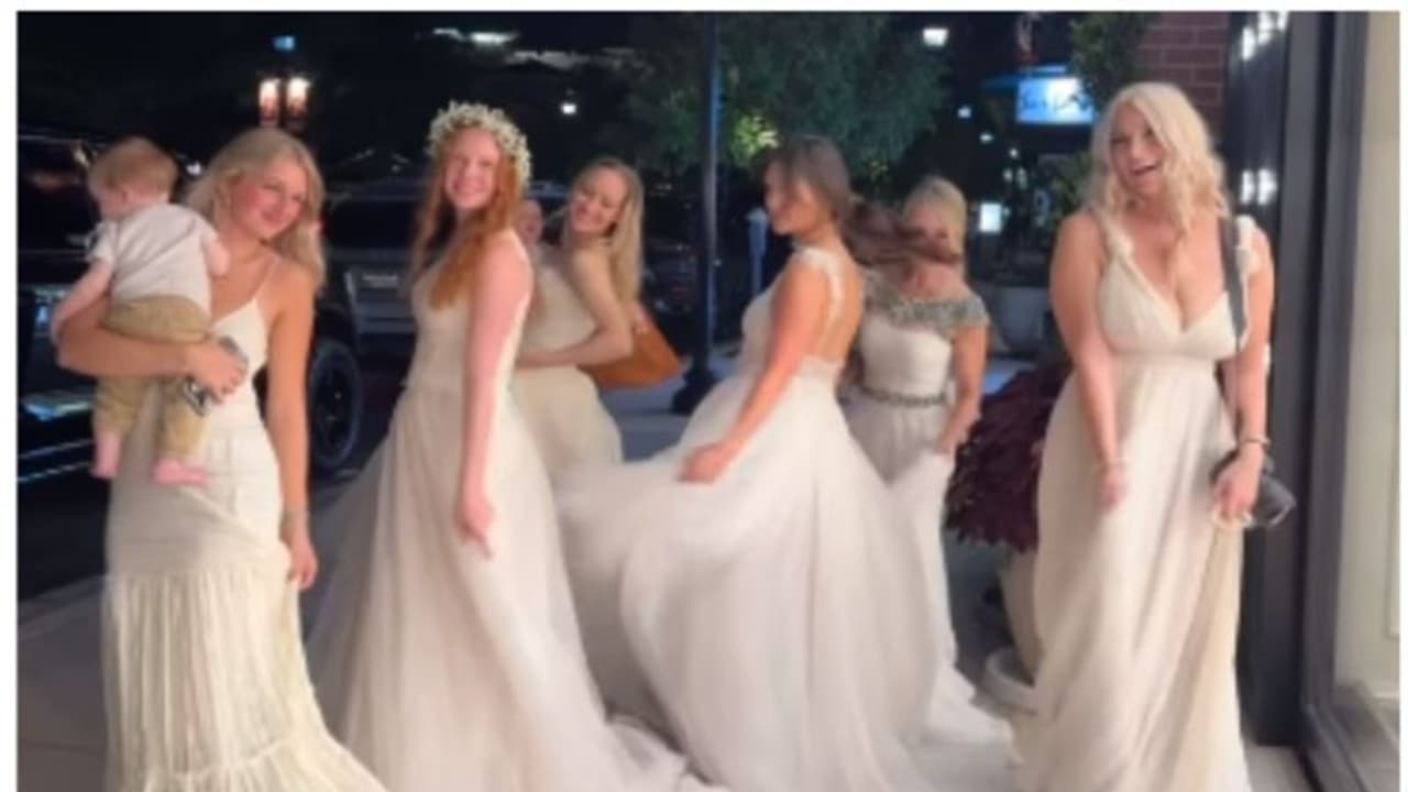 അമ്മയും ആറ് പെണ്മക്കളും വിവാഹ വസ്ത്രം ധരിച്ച് റസ്റ്ററന്റില് ഭക്ഷണം കഴിക്കാനെത്തി; അമ്പരന്ന് നെറ്റിസണ്സ് ! അമ്മയും ആറ് പെണ്മക്കളും വിവാഹ വസ്ത്രം ധരിച്ച് റസ്റ്ററന്റില് ഭക്ഷണം കഴിക്കാനെത്തി; അമ്പരന്ന് നെറ്റിസണ്സ് !