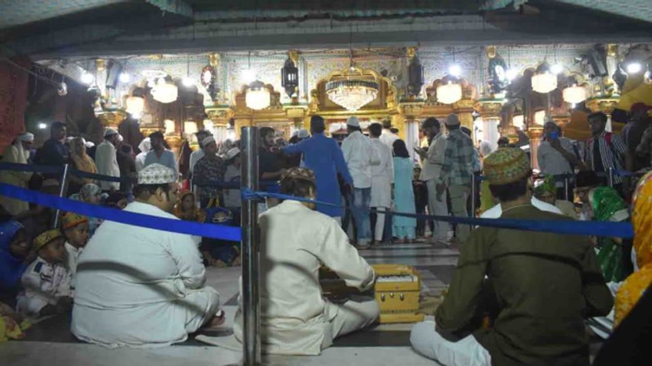 ഇന്ത്യാ പാക് വിഭജന കാലത്ത് പിടിച്ചുനിര്ത്തിയ ഖവാലി സംഗീതം, തലമുറകളുടെ പാരമ്പര്യവുമായി അസം നിസാമി ഇന്ത്യാ പാക് വിഭജന കാലത്ത് പിടിച്ചുനിര്ത്തിയ ഖവാലി സംഗീതം, തലമുറകളുടെ പാരമ്പര്യവുമായി അസം നിസാമി