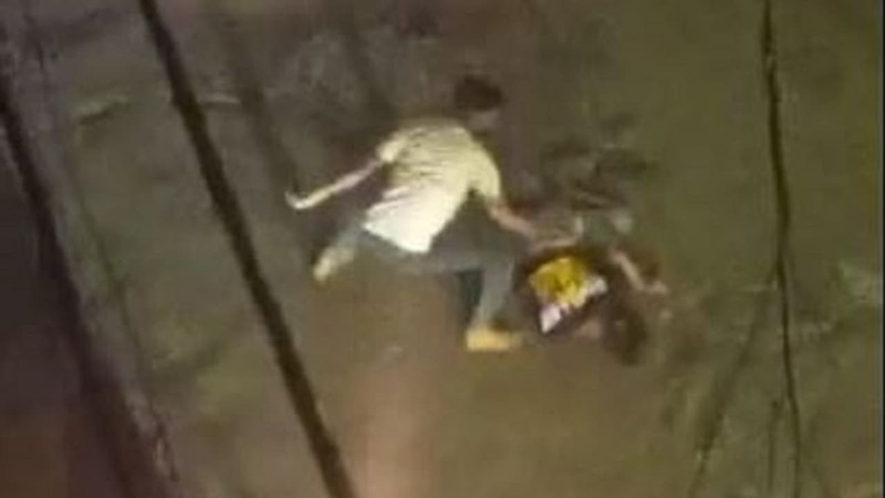 ಸಾರ್ವಜನಿಕರೆದುರೇ ಚಾಕು ಇರಿತ: ಮಹಿಳೆ ಕೂಗಿಕೊಂಡ್ರೂ ಯಾರೂ ಸಹಾಯಕ್ಕೆ ಬರಲಿಲ್ಲ; ವಿಡಿಯೋ ಸೆರೆ..!