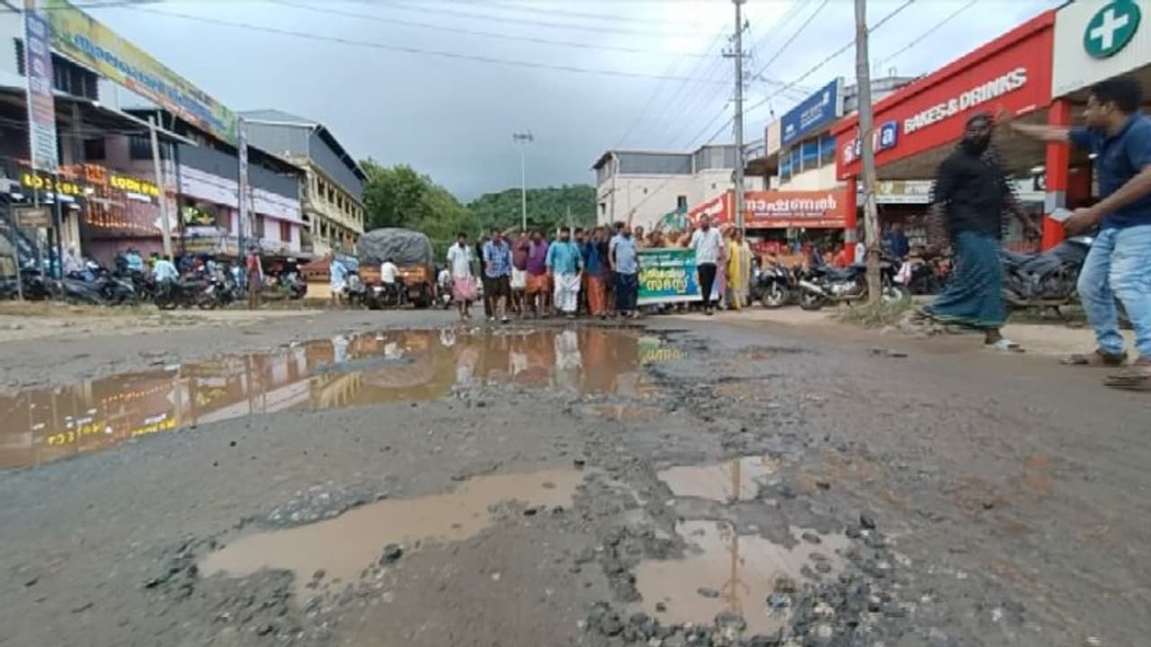 വെറും എട്ട് കിലോമീറ്റർ, അഞ്ച് വർഷം മുമ്പ് തുടങ്ങിയ നവീകരണം; കുളമായ റോഡിൽ വാഴവെച്ച് നാട്ടുകാർ വെറും എട്ട് കിലോമീറ്റർ, അഞ്ച് വർഷം മുമ്പ് തുടങ്ങിയ നവീകരണം; കുളമായ റോഡിൽ വാഴവെച്ച് നാട്ടുകാർ
