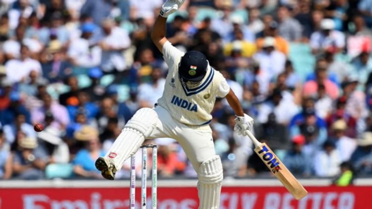 கையில் காயம்: வலியால் மாத்திரை எடுத்துக் கொண்ட ஷர்துல் தாக்கூர்: மீளுமா இந்தியா? கையில் காயம்: வலியால் மாத்திரை எடுத்துக் கொண்ட ஷர்துல் தாக்கூர்: மீளுமா இந்தியா?