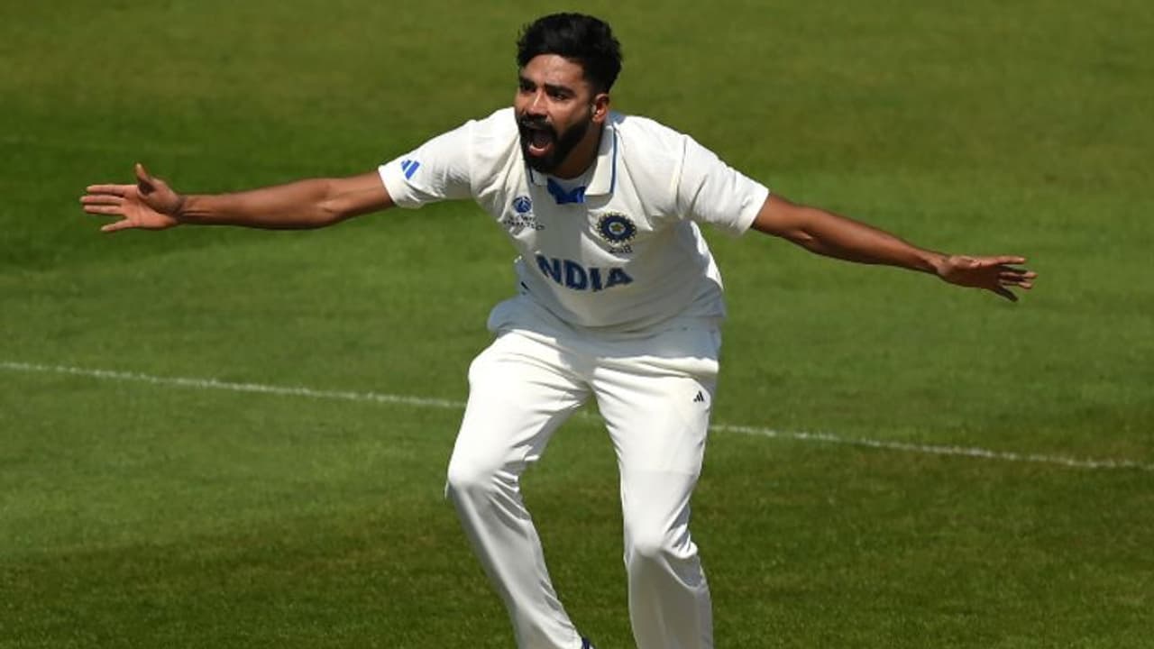 വിന്ഡീസ് ഇന്നെടുത്തത് 22 റണ്സ് മാത്രം; അഞ്ച് വിക്കറ്റുമായി സിറാജ് കൊടുങ്കാറ്റ്, ഇന്ത്യക്ക് ലീഡ് വിന്ഡീസ് ഇന്നെടുത്തത് 22 റണ്സ് മാത്രം; അഞ്ച് വിക്കറ്റുമായി സിറാജ് കൊടുങ്കാറ്റ്, ഇന്ത്യക്ക് ലീഡ്