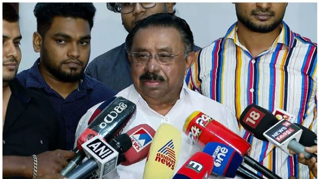 'ചർച്ച നടന്നത് മഴ പെയ്യാത്തതിനെക്കുറിച്ച്, അൽപം സംഘടനാ കാര്യവും ചർച്ച ചെയ്തു'; പരിഹാസവുമായി എംഎം ഹസൻ 'ചർച്ച നടന്നത് മഴ പെയ്യാത്തതിനെക്കുറിച്ച്, അൽപം സംഘടനാ കാര്യവും ചർച്ച ചെയ്തു'; പരിഹാസവുമായി എംഎം ഹസൻ