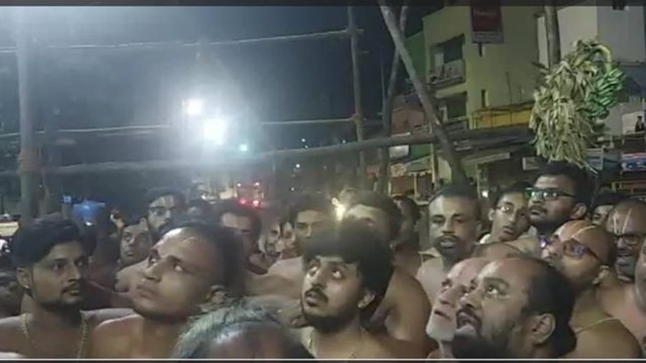 பிரசாதம் வழங்குவதில் வடகலை தென்கலை இடையே மோதல் காஞ்சிபுரம் கோயிலில் தள்ளுமுள்ளு.. மீண்டும் பரபரப்பு.. பிரசாதம் வழங்குவதில் வடகலை தென்கலை இடையே மோதல் காஞ்சிபுரம் கோயிலில் தள்ளுமுள்ளு.. மீண்டும் பரபரப்பு..