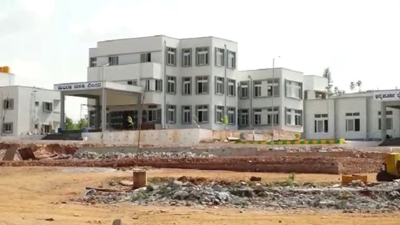 ಚಿಕ್ಕಮಗಳೂರು: 20 ಕೋಟಿ ವೆಚ್ಚದ ವಸತಿ ಶಾಲೆಗೆ ರಸ್ತೆಯೇ ಇಲ್ಲ..! ಚಿಕ್ಕಮಗಳೂರು: 20 ಕೋಟಿ ವೆಚ್ಚದ ವಸತಿ ಶಾಲೆಗೆ ರಸ್ತೆಯೇ ಇಲ್ಲ..!