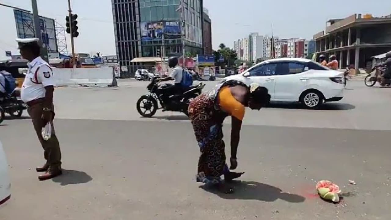 Video:பொதுமக்களுக்கு ஒரு சட்டம்..போலீஸ்க்கு ஒரு சட்டமா? சாலையில் பூசணிக்காய் உடைத்து திருஷ்டி கழித்த போலீஸ்! Video:பொதுமக்களுக்கு ஒரு சட்டம்..போலீஸ்க்கு ஒரு சட்டமா? சாலையில் பூசணிக்காய் உடைத்து திருஷ்டி கழித்த போலீஸ்!