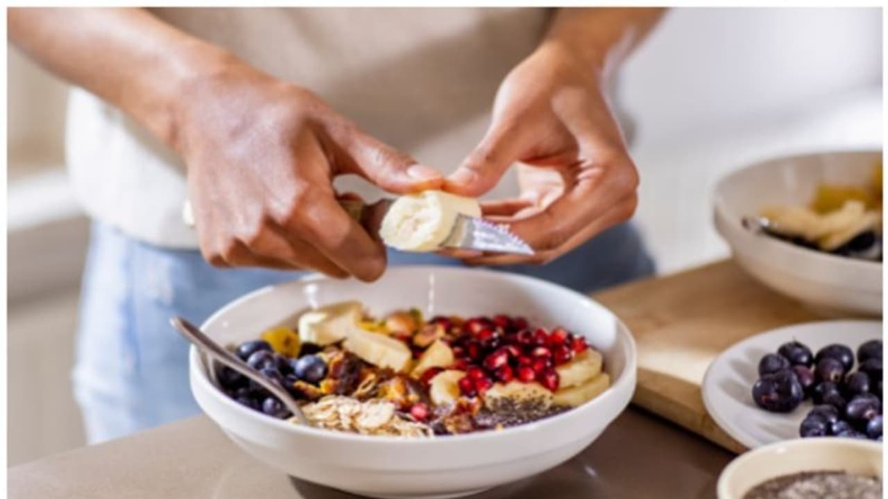 ചർമ്മം ആരോഗ്യകരമാക്കാൻ സഹായിക്കുന്ന ആറ് സൂപ്പർ ഫുഡുകൾ ചർമ്മം ആരോഗ്യകരമാക്കാൻ സഹായിക്കുന്ന ആറ് സൂപ്പർ ഫുഡുകൾ