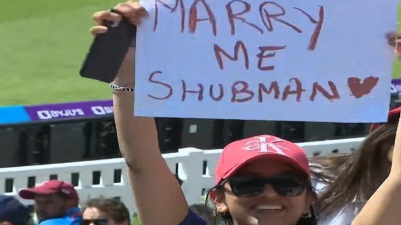 சுப்மன் கில்லை திருமணம் செய்து கொள்ள ஆசைப்பட்ட ரசிகை: ஓவலில் வைரலாகும் புகைப்படம்! சுப்மன் கில்லை திருமணம் செய்து கொள்ள ஆசைப்பட்ட ரசிகை: ஓவலில் வைரலாகும் புகைப்படம்!