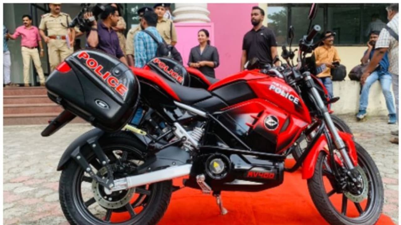 ഒച്ച ഉണ്ടാക്കാതെത്തി 'പച്ച'യായ പട്രോളിംഗിന് കേരളാ പൊലീസ്, വാങ്ങിയ ബൈക്കിന് 156 കിമി മൈലേജും! ഒച്ച ഉണ്ടാക്കാതെത്തി 'പച്ച'യായ പട്രോളിംഗിന് കേരളാ പൊലീസ്, വാങ്ങിയ ബൈക്കിന് 156 കിമി മൈലേജും!