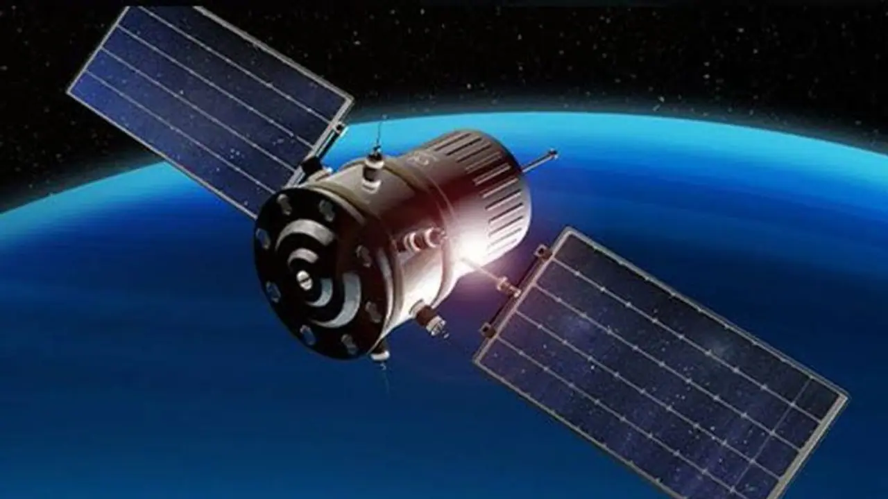 ಇನ್ನು ಕೆಲ ವಾರಗಳಲ್ಲಿ ಭೂಮಿಗೆ ಅಪ್ಪಳಿಸಲಿದೆ ಕಾರಿನ ಗಾತ್ರದ ಉಪಗ್ರಹ; ಜನರ ಜೀವ, ಮೂಲಸೌಕರ್ಯಕ್ಕೂ ಅಪಾಯ! ಇನ್ನು ಕೆಲ ವಾರಗಳಲ್ಲಿ ಭೂಮಿಗೆ ಅಪ್ಪಳಿಸಲಿದೆ ಕಾರಿನ ಗಾತ್ರದ ಉಪಗ್ರಹ; ಜನರ ಜೀವ, ಮೂಲಸೌಕರ್ಯಕ್ಕೂ ಅಪಾಯ!