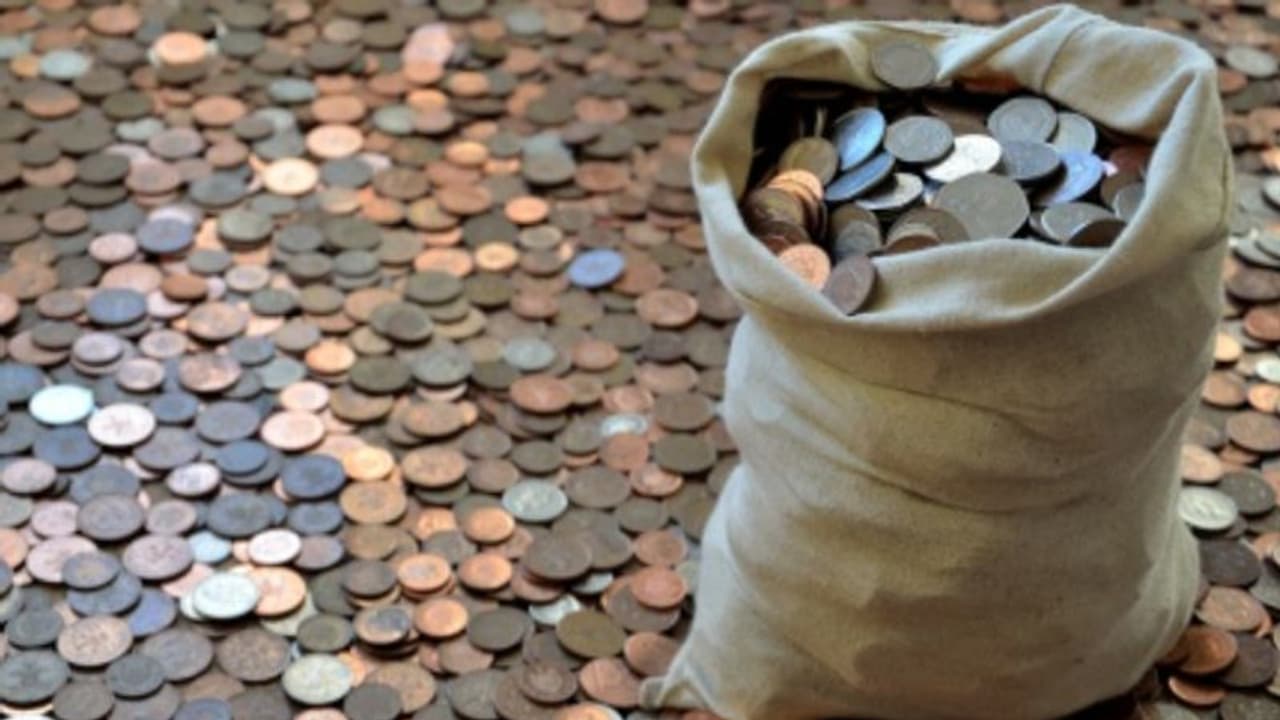 ഭക്ഷണത്തിന് പണമില്ലാതെ വലഞ്ഞു, കാലങ്ങളായി കിടന്നുറങ്ങിയത് നിധിക്ക് മുകളിൽ; അമ്പരപ്പ് മാറാതെ ദമ്പതികൾ ഭക്ഷണത്തിന് പണമില്ലാതെ വലഞ്ഞു, കാലങ്ങളായി കിടന്നുറങ്ങിയത് നിധിക്ക് മുകളിൽ; അമ്പരപ്പ് മാറാതെ ദമ്പതികൾ