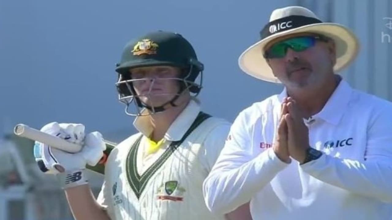 ஸ்மித்திற்காக ரசிகர்களை கையெடுத்து கும்பிட்ட நடுவர் ஒரு பக்கம்; நடுவரை இடித்த முகமது ஷமி ஒரு பக்கம்! ஸ்மித்திற்காக ரசிகர்களை கையெடுத்து கும்பிட்ட நடுவர் ஒரு பக்கம்; நடுவரை இடித்த முகமது ஷமி ஒரு பக்கம்!