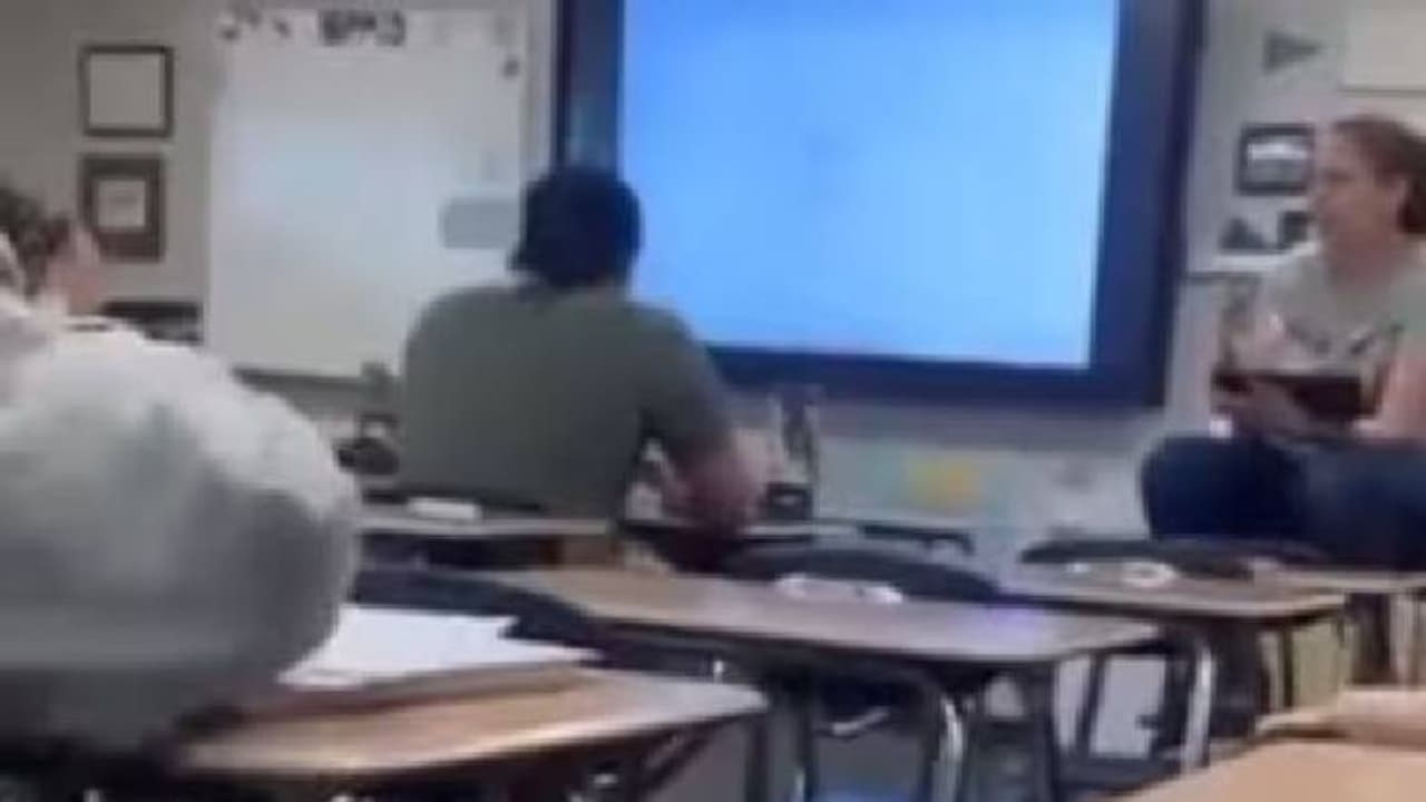 ക്ലാസ്മുറിയിൽ കുട്ടികളോട് ലൈംഗികതയെ കുറിച്ച് സംസാരിച്ചു, അധ്യാപികയ്ക്ക് സസ്പെൻഷൻ ക്ലാസ്മുറിയിൽ കുട്ടികളോട് ലൈംഗികതയെ കുറിച്ച് സംസാരിച്ചു, അധ്യാപികയ്ക്ക് സസ്പെൻഷൻ